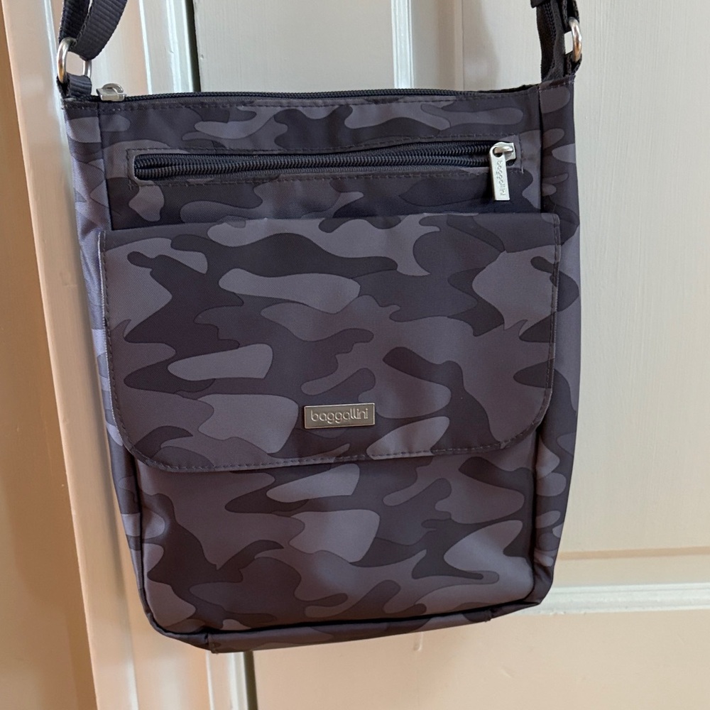 Baggallini Gray Camouflage purse